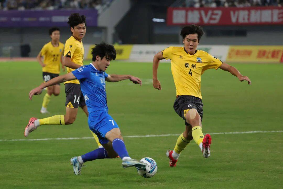 紧张比赛！球队团结一心奋力作战