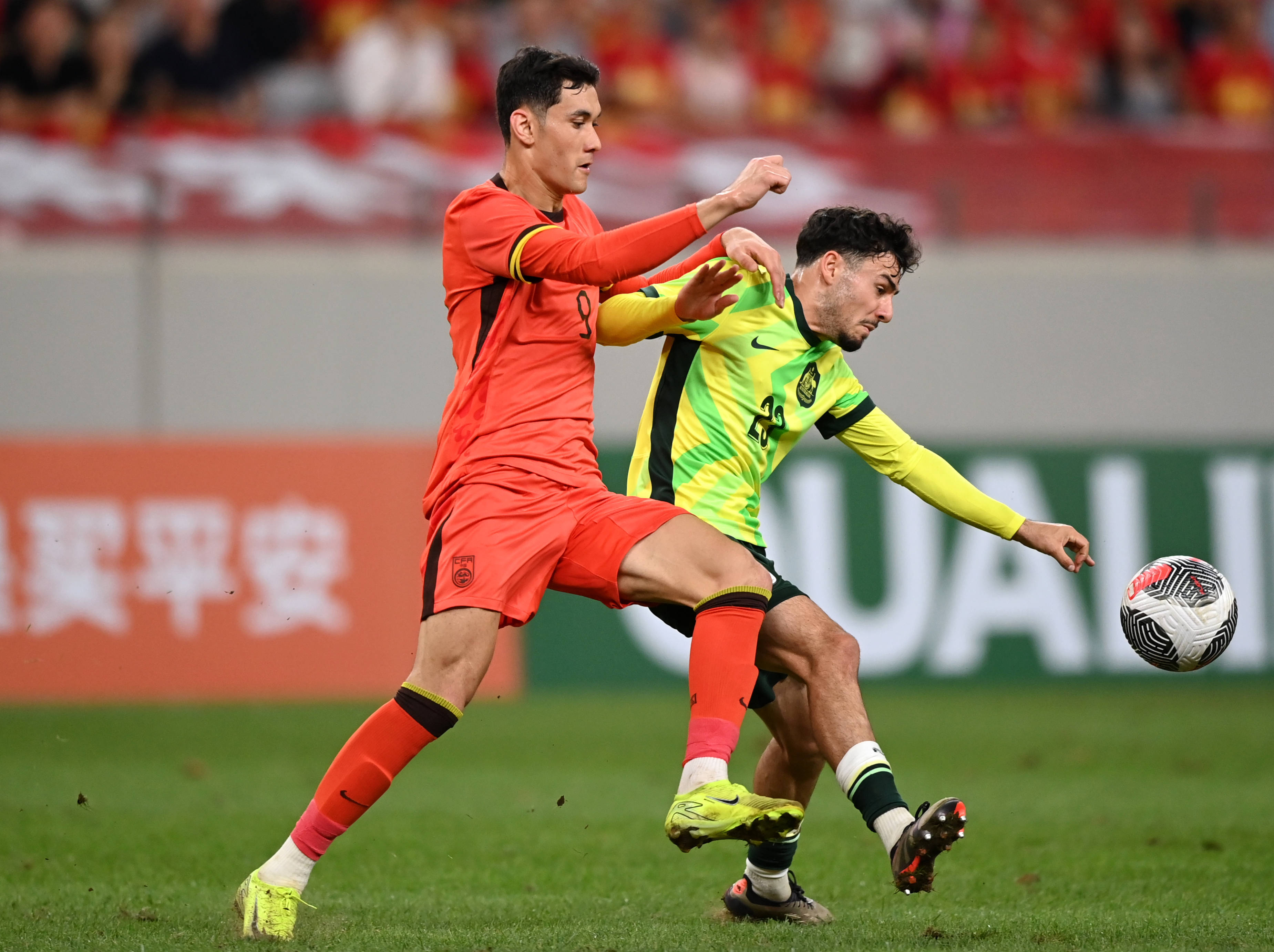 亚洲足球联赛夺冠队伍赢得掌声