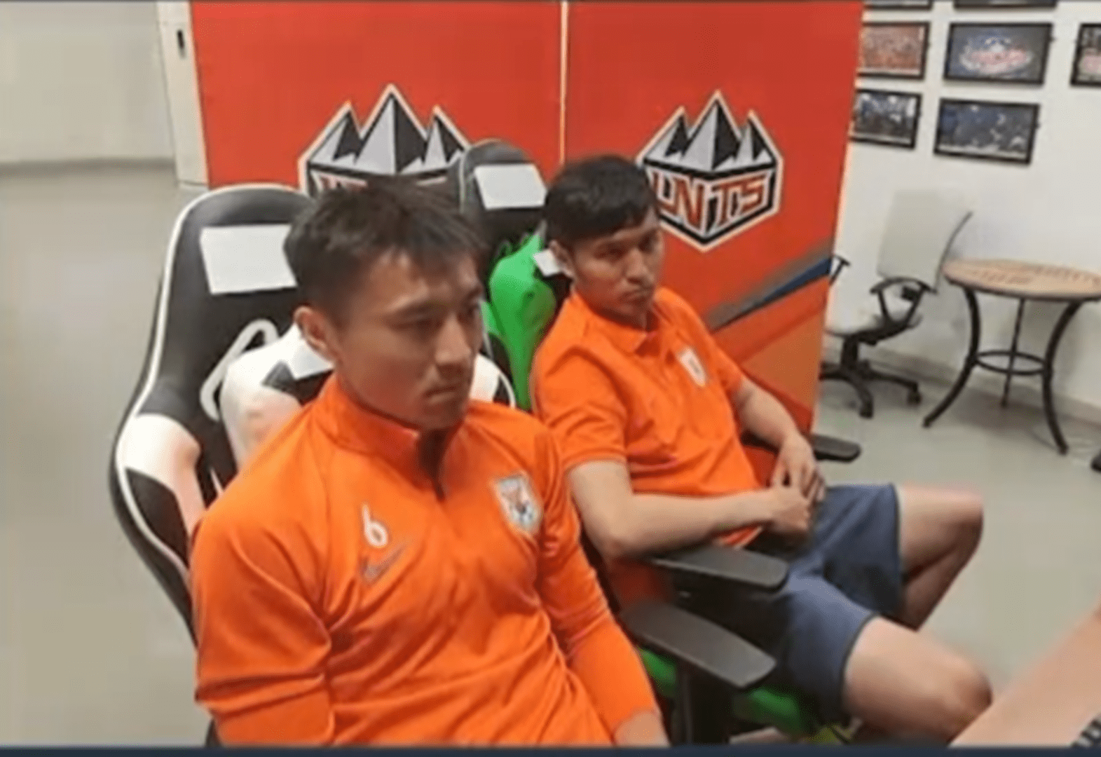 包含FIFA电竞赛后采访曝光，内幕引发热议的词条