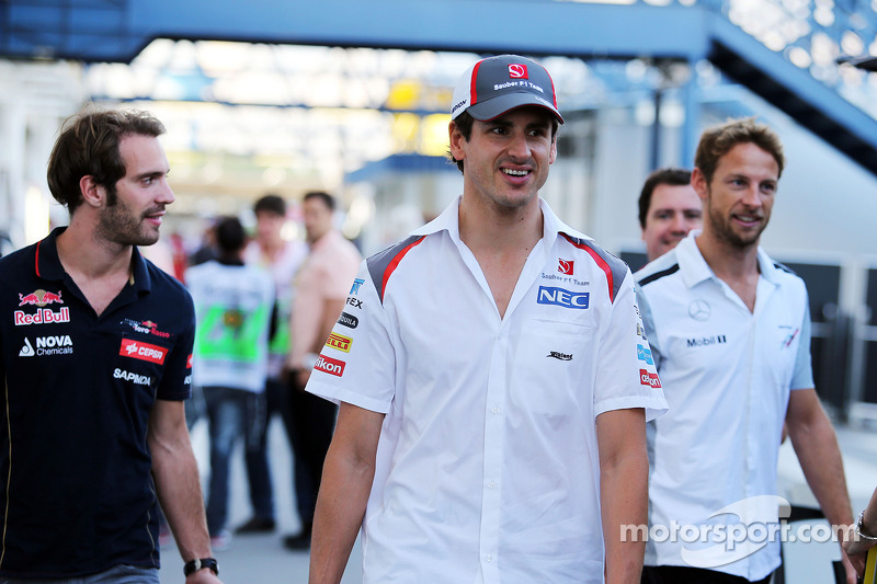 红牛二队鏖战迈凯伦，汉密尔顿刷新纪录