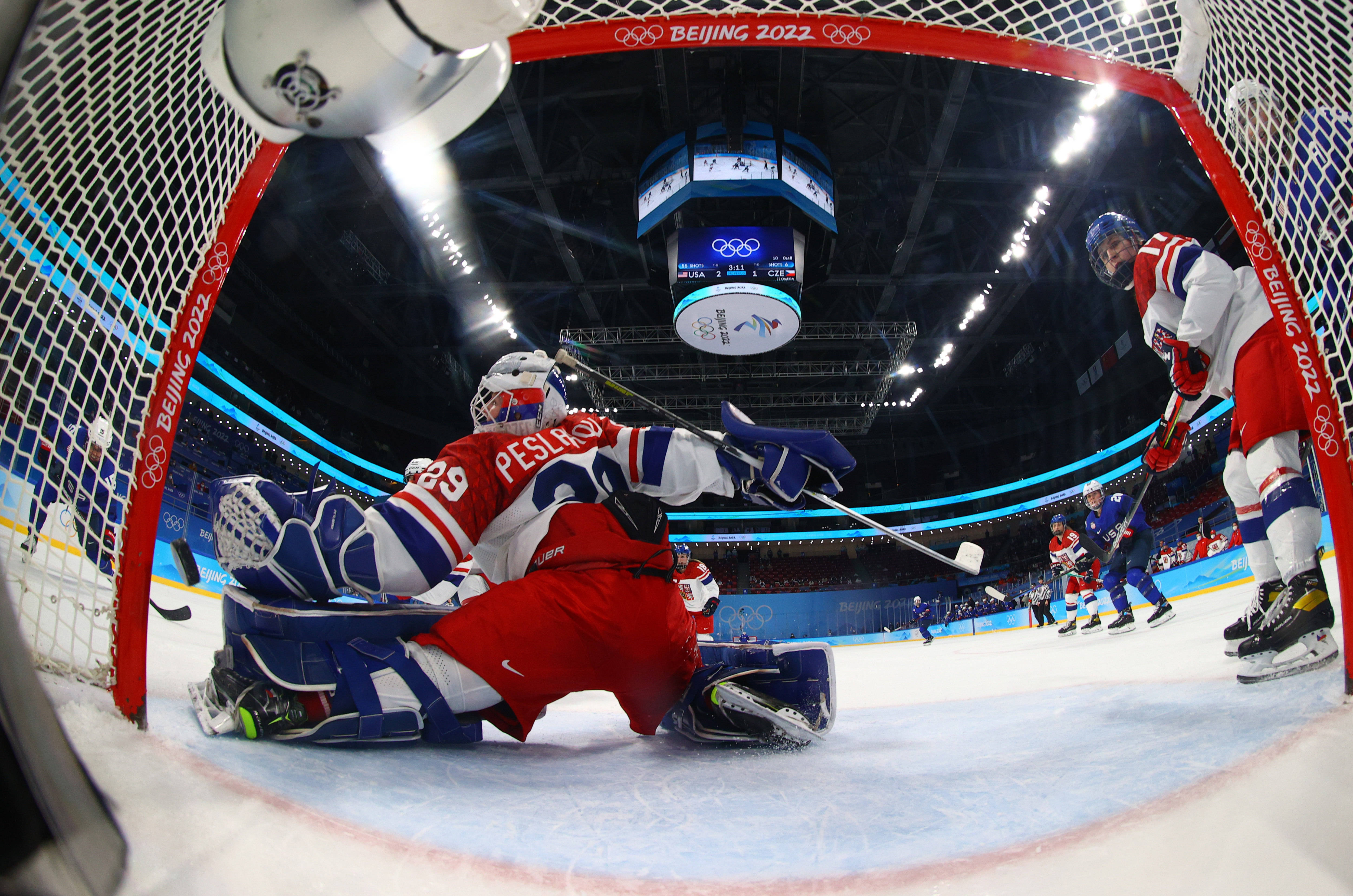 包含冷门频出！冰球战况跌宕起伏的词条