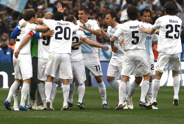 罗马球迷疯狂庆祝，胜利太美好！