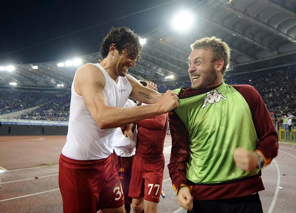 罗马球迷疯狂庆祝，胜利太美好！