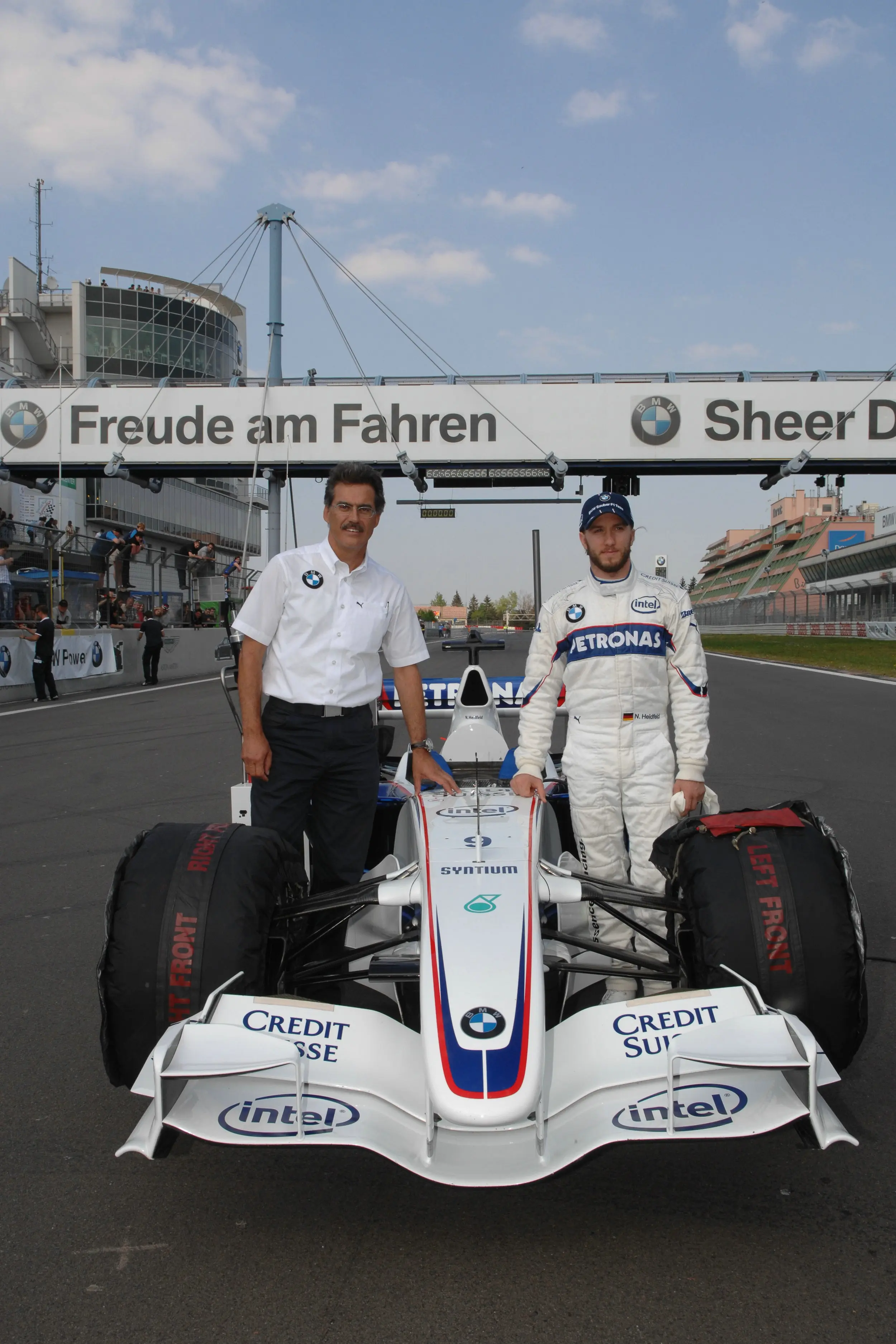 哈斯车队轻取索伯车队，皮亚斯特里统治全场