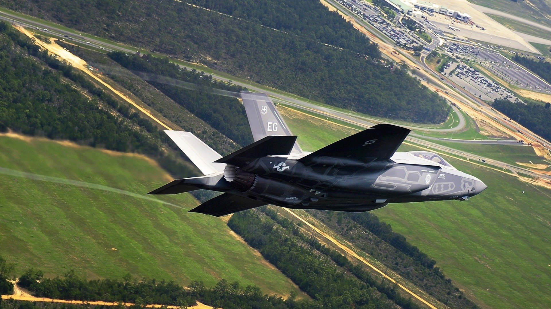 赛道嘶鸣，绿茵怒吼，人类为何总在突破速度的边界？